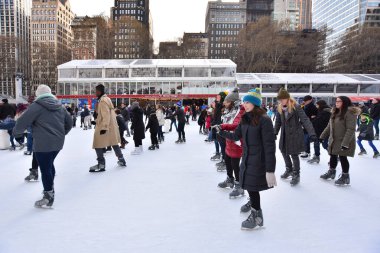 Manhattan, New York, ABD - 10 Aralık 2019. New York 'ta tatillerde Bryant Park Kış Köyü' nde buz pateni pistinde kalabalık var. 