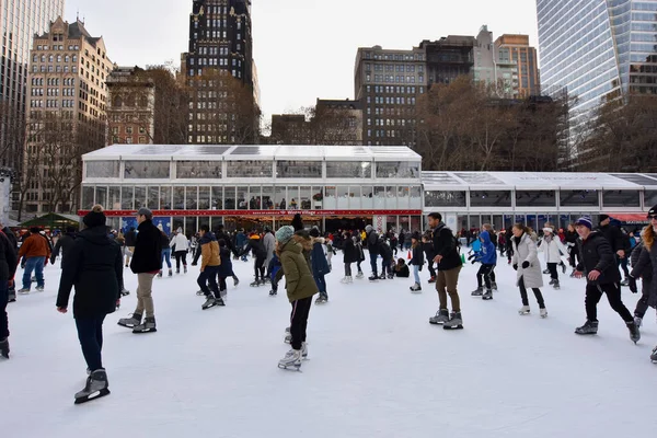 Manhattan, New York, ABD - 10 Aralık 2019. New York 'ta tatillerde Bryant Park Kış Köyü' nde buz pateni pistinde kalabalık var.