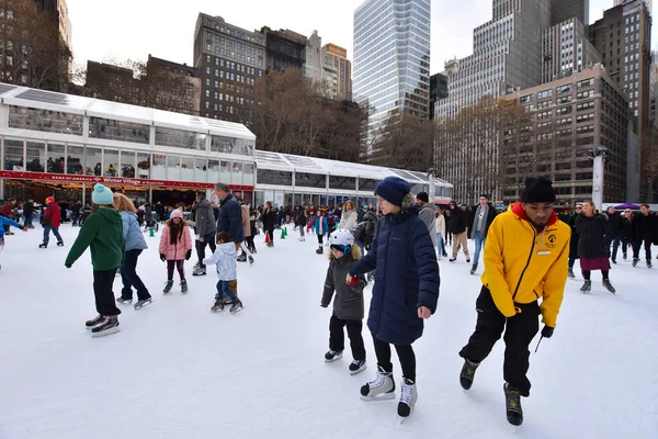 Manhattan New York City Usa December 2019 Folkmassan Skridskobanan Bryant — Stockfoto