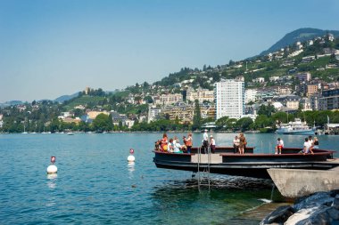 Montreux, İsviçre... 24 Ağustos 2019. İsviçre 'nin Montreux Riviera kentindeki Cenevre Gölü' ne bakan dairesel Platform Sur Mer, Freddie Mercury heykelinin hemen yanına bakıyor..