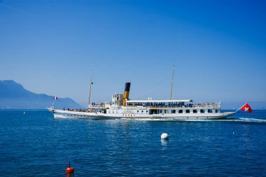 Montreux, İsviçre... 24 Ağustos 2019. Yazın güneşli bir günde İsviçre 'nin Montreux Riviera kenti yakınlarındaki Leman Gölü' nde (Cenevre) kürek çekerek dolaşmak..