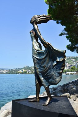 Montreux, İsviçre... 24 Ağustos 2019. Leman (Cenevre) göl kenarındaki heykel, Montreux Riviera, İsviçre.