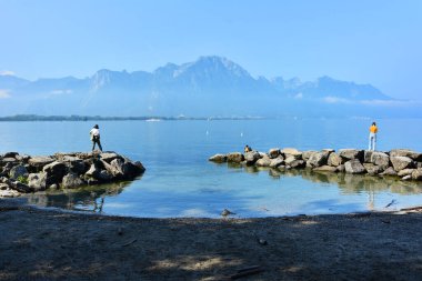 Cenevre (Leman) göl kıyısındaki kayalıklarda yürümek, Montreux Riviera, İsviçre