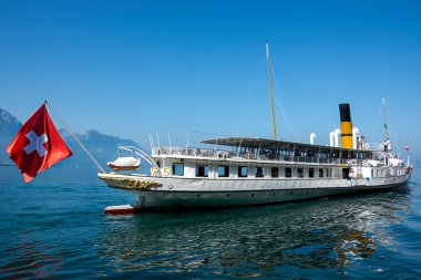  Montreux, İsviçre... 24 Ağustos 2019. Yazın güneşli bir günde İsviçre 'nin Montreux Riviera kenti yakınlarındaki Leman Gölü' nde (Cenevre) kürek çekerek dolaşmak..