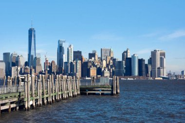 New York şehrinin aşağı Manhattan silueti Liberty State Park, New Jersey 'den görüldü..