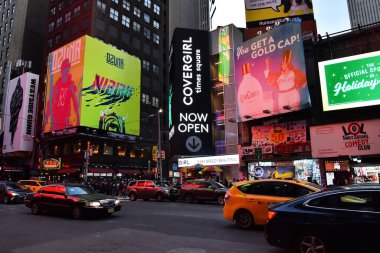 Manhattan, New York, ABD - 8 Aralık 2019. Times Meydanı, Manhattan 'da (New York City) gece ve sokak trafiği ilan panoları ve reklamlarla.