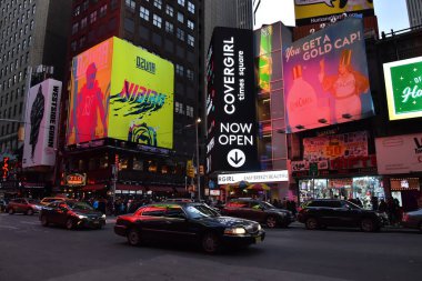 Manhattan, New York, ABD - 8 Aralık 2019. Times Meydanı, Manhattan 'da (New York City) gece ve sokak trafiği ilan panoları ve reklamlarla.