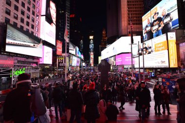 Manhattan, New York, ABD - 8 Aralık 2019. Manhattan 'daki Times Meydanı' nın gece sahnesi (New York City) reklam panoları ve reklamlarıyla.