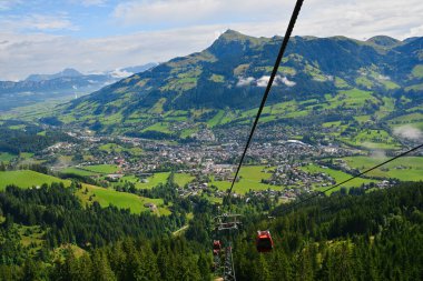 Avusturya 'nın Tirol kentindeki Kitzbuhel kasabasındaki Hahnenkamm kayak pistinden ve Kitzbuheler Horn dağlarından görüntü