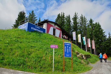 Kitzbuhel, Avusturya - 28 Temmuz 2017. Hahnenkamm kayak yarışı başlama noktası ve yazın Avusturya Alpleri, Kitzbuhel, Tirol, Avusturya.