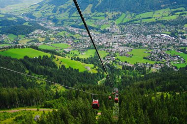 Kitzbuhel kasabasının manzarası Hahnenkamm kayak arabasından Kitzbuhel, Tirol, Avusturya 'da