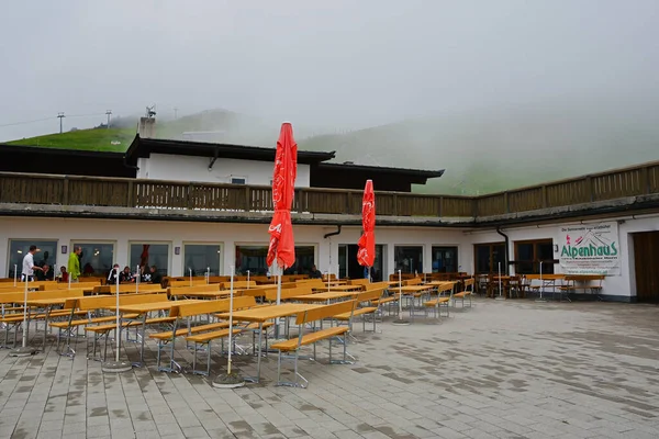 Kitzbuhel Austria July 2017 Gasthof Alpenhaus Charming Mountain Inn Serving — Stock Photo, Image