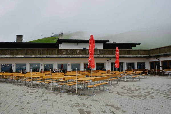 Kitzbuhel Austria July 2017 Gasthof Alpenhaus Charming Mountain Inn Serving — Stock Photo, Image