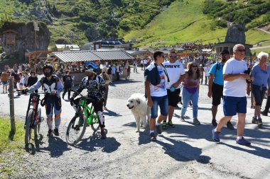 Chatel, Fransa - 18 Ağustos 2019. Chatel, Fransız Alpleri, Portes du Soleil, Haute Savoie Bölgesi, Fransa 'da yaz festivalinde kalabalık var..