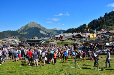 Chatel, Fransa - 18 Ağustos 2019. Chatel, Fransız Alpleri, Portes du Soleil, Haute Savoie Bölgesi, Fransa 'da yaz festivalinde kalabalık var..
