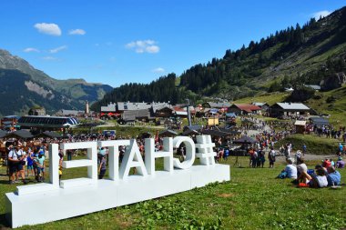 Chatel, Fransa - 18 Ağustos 2019. Chatel, Fransız Alpleri, Portes du Soleil, Haute Savoie Bölgesi, Fransa 'da yaz festivalinde kalabalık var..