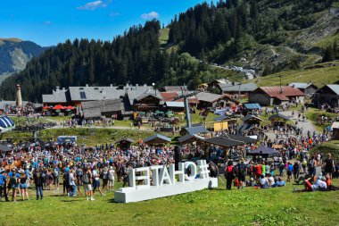 Chatel, Fransa - 18 Ağustos 2019. Chatel, Fransız Alpleri, Portes du Soleil, Haute Savoie Bölgesi, Fransa 'da yaz festivalinde kalabalık var..