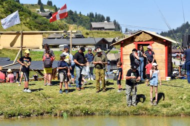 Nehir kıyısında balık tutan insanlar