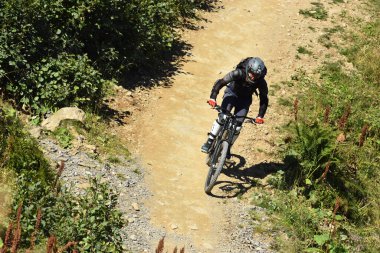 Chatel, Fransa - 18 Ağustos 2019. Chatel 'deki sıra dışı dağ bisikleti, Fransız Alpleri, Portes du Soleil, Haute Savoie bölgesi, Fransa.