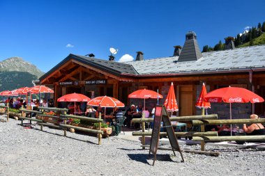 Alps dağlarında açık bir kafe.