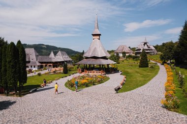 Breb, Maramures, Romanya - 8 Ağustos 2020. Romanya 'nın Maramures ilçesindeki ünlü Barsana Manastırı