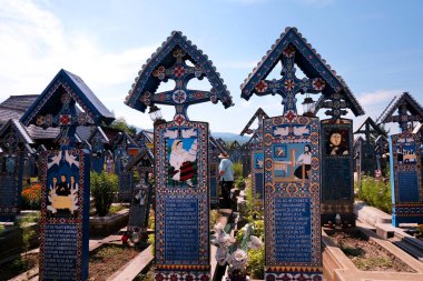 Sapanta, Maramures, Romanya - 8 Ağustos 2020. Romanya 'nın kuzeyindeki Sapanta köyü Denizcilik' te eşsiz ve eğlenceli boyalı ahşap haçlara sahip Mutlu Mezarlık (Cimitirul Vesel).