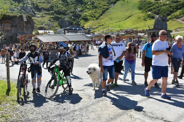 Chatel, Fransa - 18 Ağustos 2019. Chatel, Fransız Alpleri, Portes du Soleil, Haute Savoie Bölgesi, Fransa 'da yaz festivalinde kalabalık var..