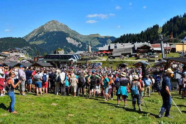 Chatel, Fransa - 18 Ağustos 2019. Chatel, Fransız Alpleri, Portes du Soleil, Haute Savoie Bölgesi, Fransa 'da yaz festivalinde kalabalık var..