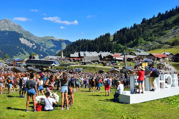 Chatel, Fransa - 18 Ağustos 2019. Chatel, Fransız Alpleri, Portes du Soleil, Haute Savoie Bölgesi, Fransa 'da yaz festivalinde kalabalık var..