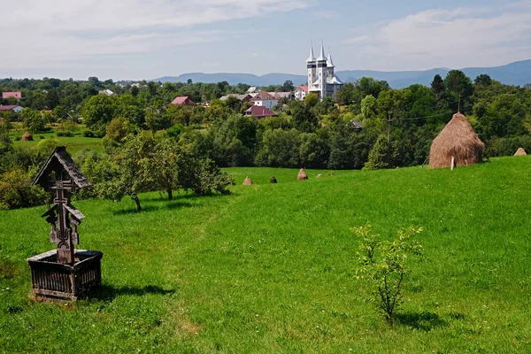 Beau Paysage Montagne Avec Ville Arrière Plan — Photo