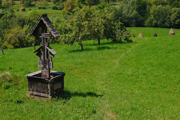 Altes Holzkreuz Auf Friedhof — Stockfoto