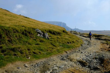 Bucegi Platosu 'nda yürüyüş, Piatra Arsa' dan Babele, Carpathian Dağları, Romanya 'ya giden yol. Caraiman Kahramanları Haçı çok uzakta..