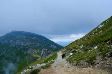 Omu Tepesi 'ne yürümek, Babele' den Omu Chalet Yolu 'na yürümek, Bucegi Platosu, Karpatlar Dağları, Prahova, Romanya