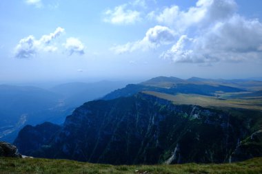 Bucegi dağları, Karpatlar, Prahova, Romanya 'daki Caraiman Tepesi' ne uzanan dağ yolunda güzel doğa manzarası