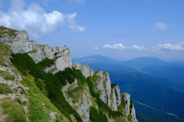 Caraiman Tepesi, Bucegi Karpatlar, Prahova ve Romanya 'nın inanılmaz kayalıklarında yürüyüş yapmak.
