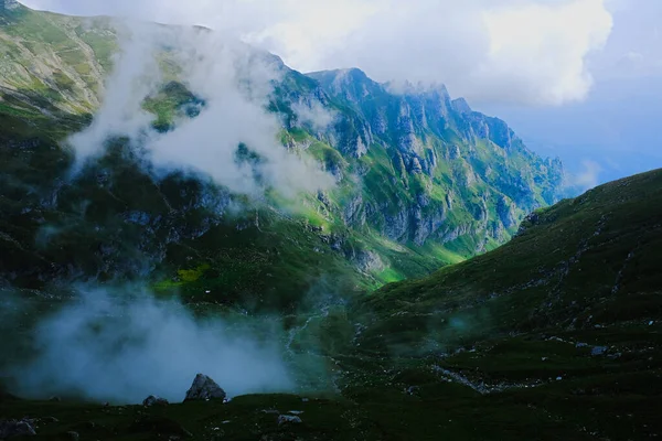 从Babele Omu Chalet路线 Bucegi高原 喀尔巴阡山脉 罗马尼亚Prahova通往Omu峰的路上 雾蒙蒙的高耸的风景 — 图库照片