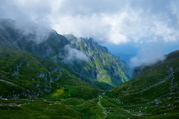 从Babele Omu Chalet路线 Bucegi高原 喀尔巴阡山脉 罗马尼亚Prahova通往Omu峰的路上 雾蒙蒙的高耸的风景 — 图库照片