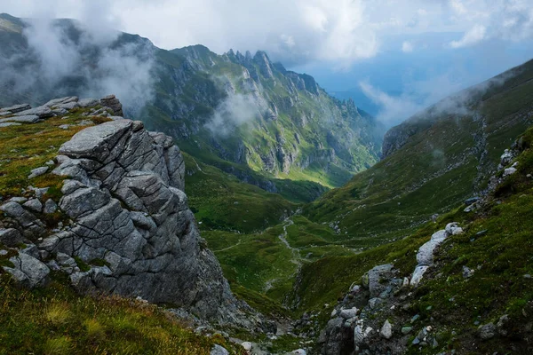 Prachtige Mistige Landschap Rotsen Weg Naar Omu Peak Babele Omu — Stockfoto