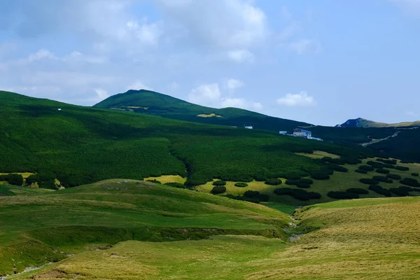 与罗马尼亚喀尔巴阡山脉Jepii Mari和Piatra Arsa Chalet一起 在Bucegi高原上的美丽风景 — 图库照片