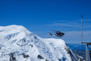 Chamonix, Fransa - 10 Temmuz 2021. Aiguille du midi 'den (3842m) görülen Mont Blanc Dağı üzerindeki jandarma helikopteri, Fransız Alpleri, Chamonix, Haute Savoie bölgesi, Fransa