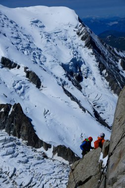 3842 metrede Aiguille du Midi 'ye tırmanan dağcı, Mont Blanc kitlesi, Fransız Alpleri, Chamonix, Haute Savoie bölgesi, Fransa