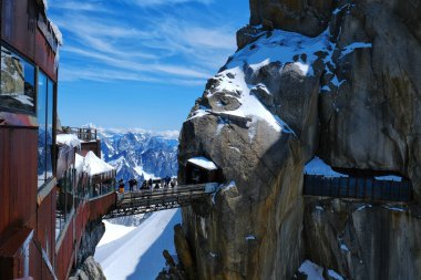 Aiguille du Midi (3,842 m) köprüsünün sabah manzarası, Mont blanc massif, Chamonix, Haute Savoie area, Fransa