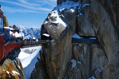 Aiguille du Midi (3,842 m) köprüsünün sabah manzarası, Mont blanc massif, Chamonix, Haute Savoie area, Fransa