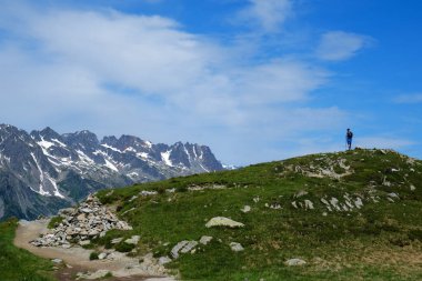 Orta teleferik istasyonundan Refuge du Plan de l 'Aiguille' e Fransız Alpleri, Chamonix, Mont Blanc, Haute-Savoie, Fransa 'ya doğru inanılmaz dağ yolunda yürüyüş yapmak.