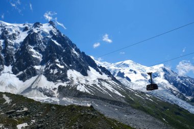Chamonix, Fransa - 10 Temmuz 2021. Mont Blanc, Chamonix, Fransız Alpleri, Haute Savoie, Fransa 'daki Aiguille du Midi 3842 m dağına giden kablo araba vagonu.