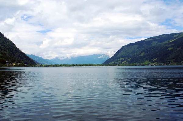 Jezioro Zeller See, Austria, w deszczowe lato — Zdjęcie stockowe