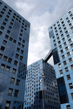 Bulutlu gökyüzünün altında modern mavi binalar