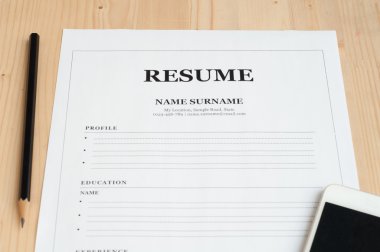 Özgeçmiş bilgilerini içeren ofis masası .