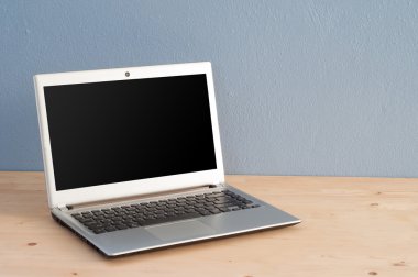 Ofis Masası ahşap zemin ve mavi çimento arka plan üstünde defter.