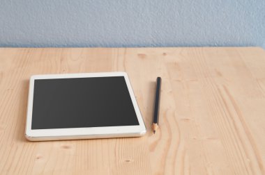 Tablet ve kalem ahşap zeminler üzerinde Ofis Masası.